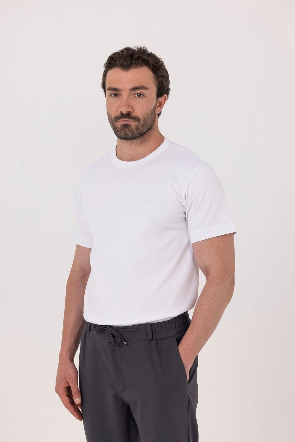Beyaz Nakışlı %100 Pamuk Bisiklet Yaka Düz Renk Basic T-Shirt
