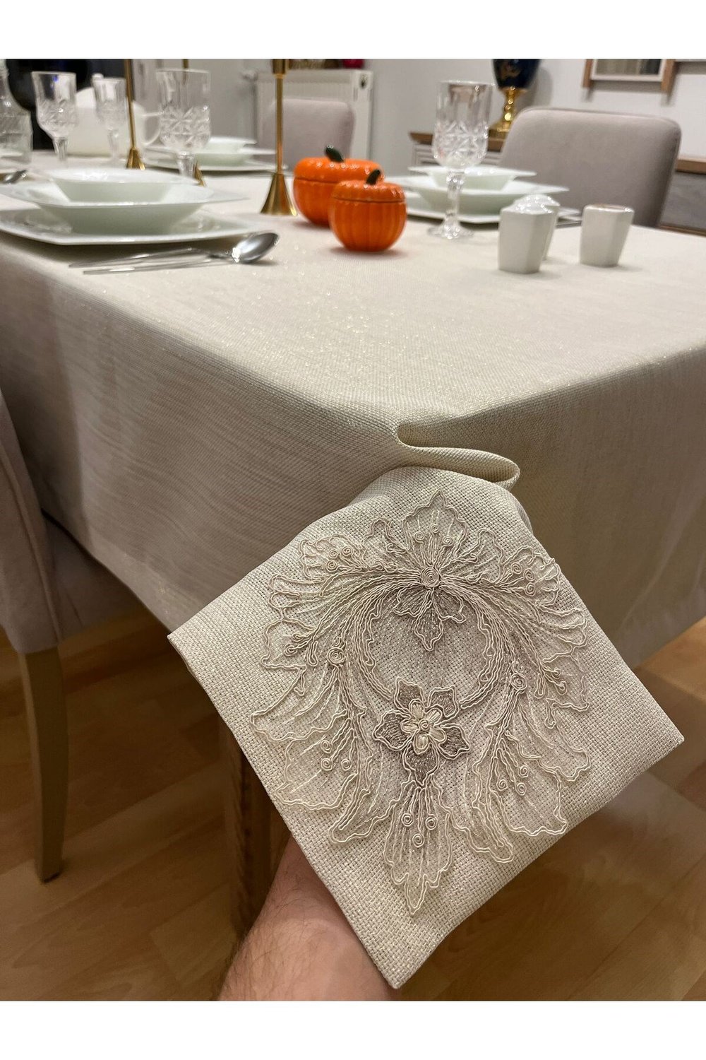 Lotus Dantel Detaylı Dertsiz Masa Örtüsü , El İşçiliği Fransız Dantel, Simli Gold