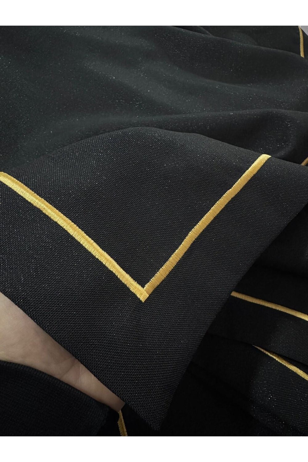 Piko Gold Sarma Detaylı Polyester Keten Dertsiz Masa Örtüsü Simli Siyah