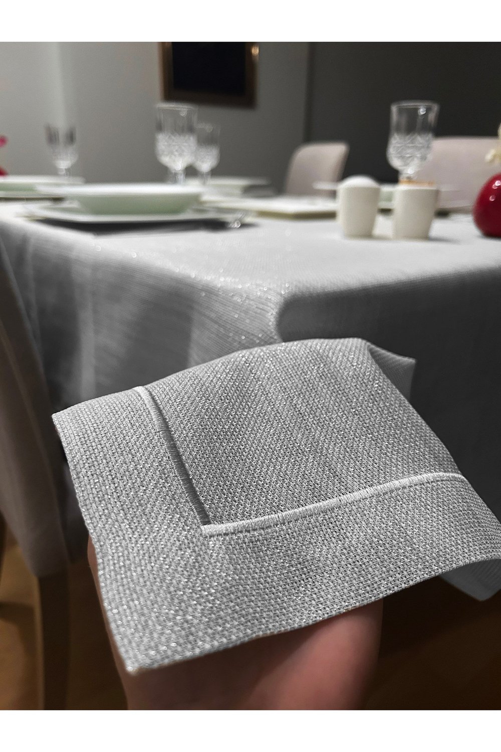 Piko Sarma Detaylı Polyester Keten Dertsiz Simli Masa Örtüsü Gümüş