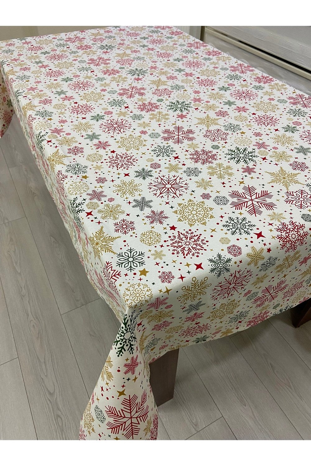 Yeni Yıl Temalı Sıvı Geçirmez Dertsiz Masa Örtüsü