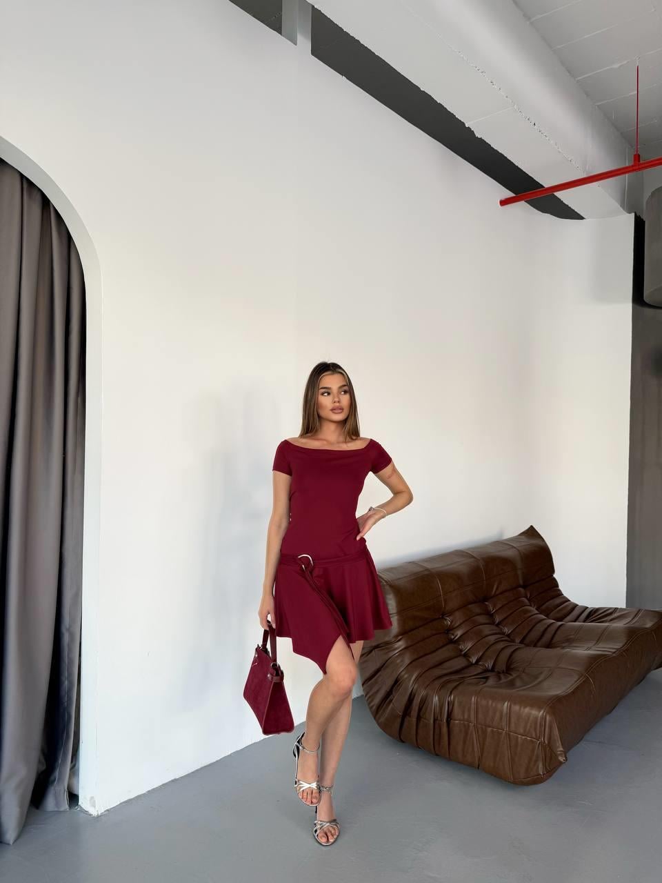 Aksesuar Detaylı Kayık Yaka Fırfırlı Bele Oturan Mini Elbise