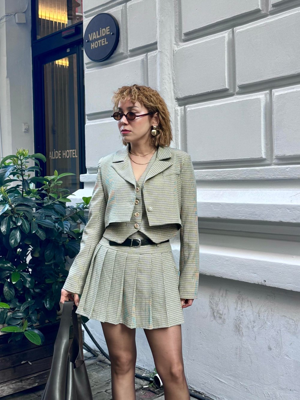 Premium Astarlı Bej Mini Ekoseli Yelek-Şort Etek-Vatkalı Crop Blazer Ceket 3'lü Takım
