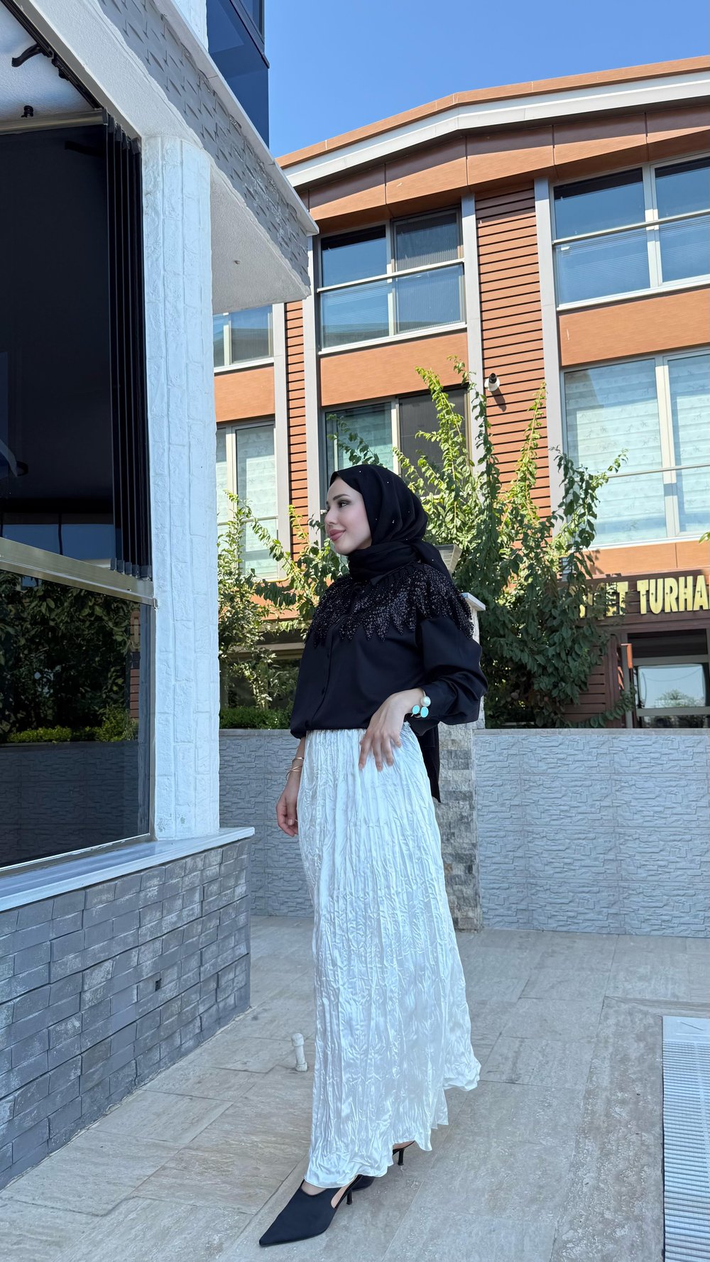 İŞLEMELİ GÖMLEK