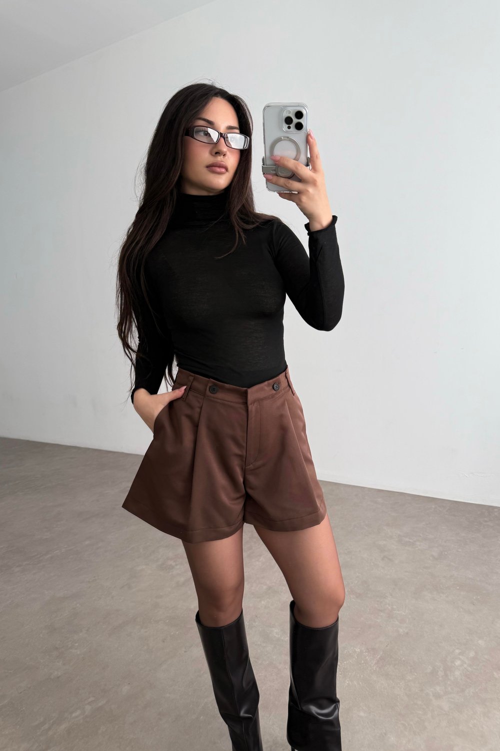 Düğme Detaylı Geniş Paça Kahve Şort