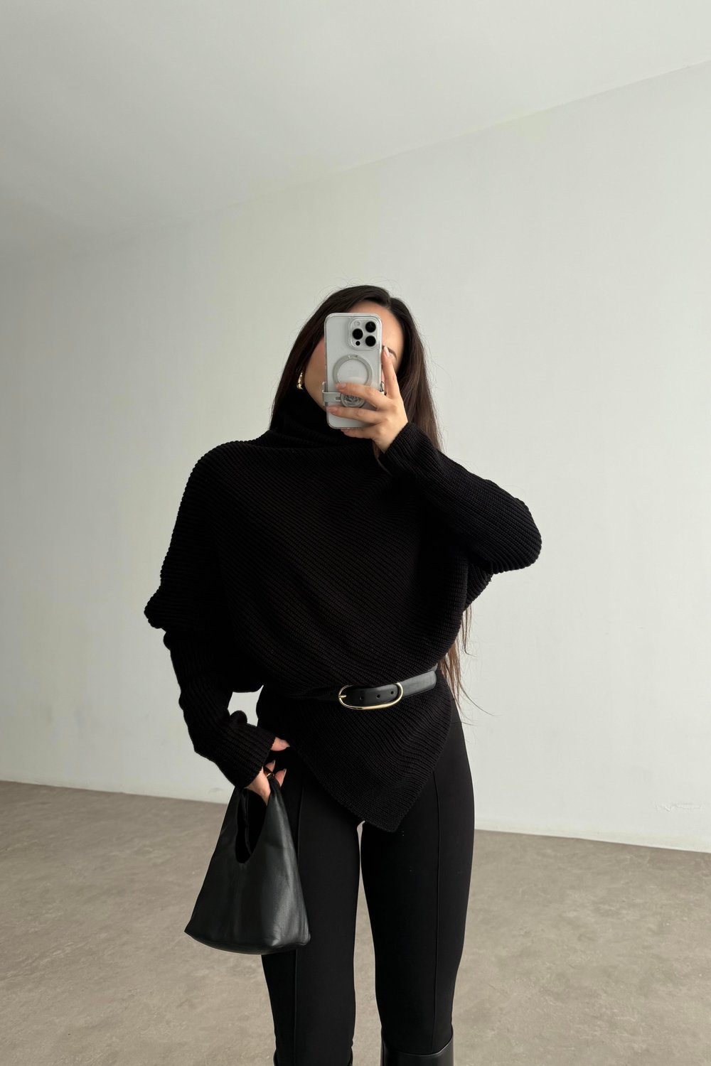 Eteği V Kesimli Boğazlı Siyah Kazak