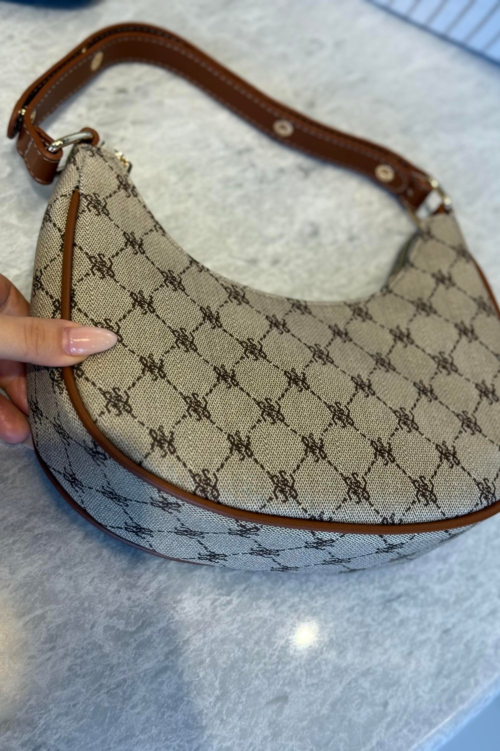 Monogram Desenlı Askılı Çanta