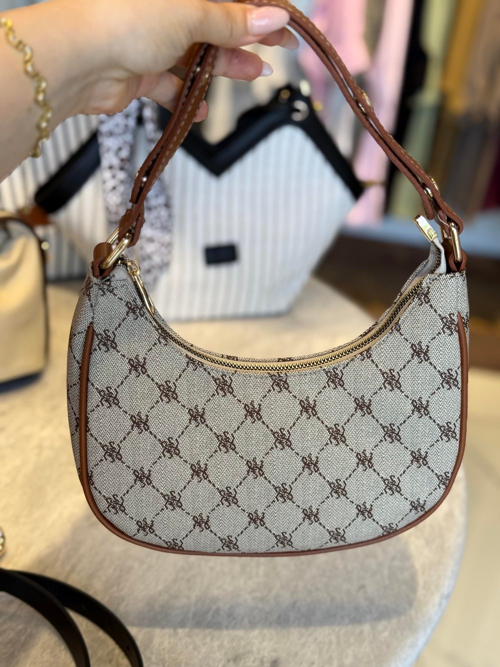 Monogram Desenlı Askılı Çanta