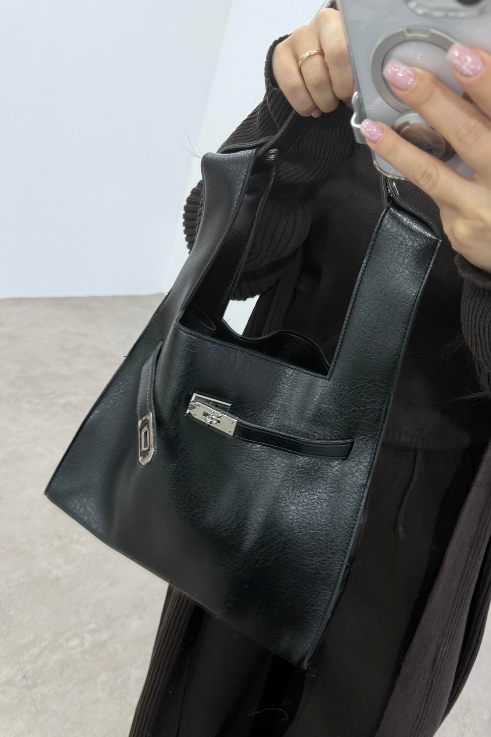 Tokalı Kemer Detaylı Siyah Deri Çanta