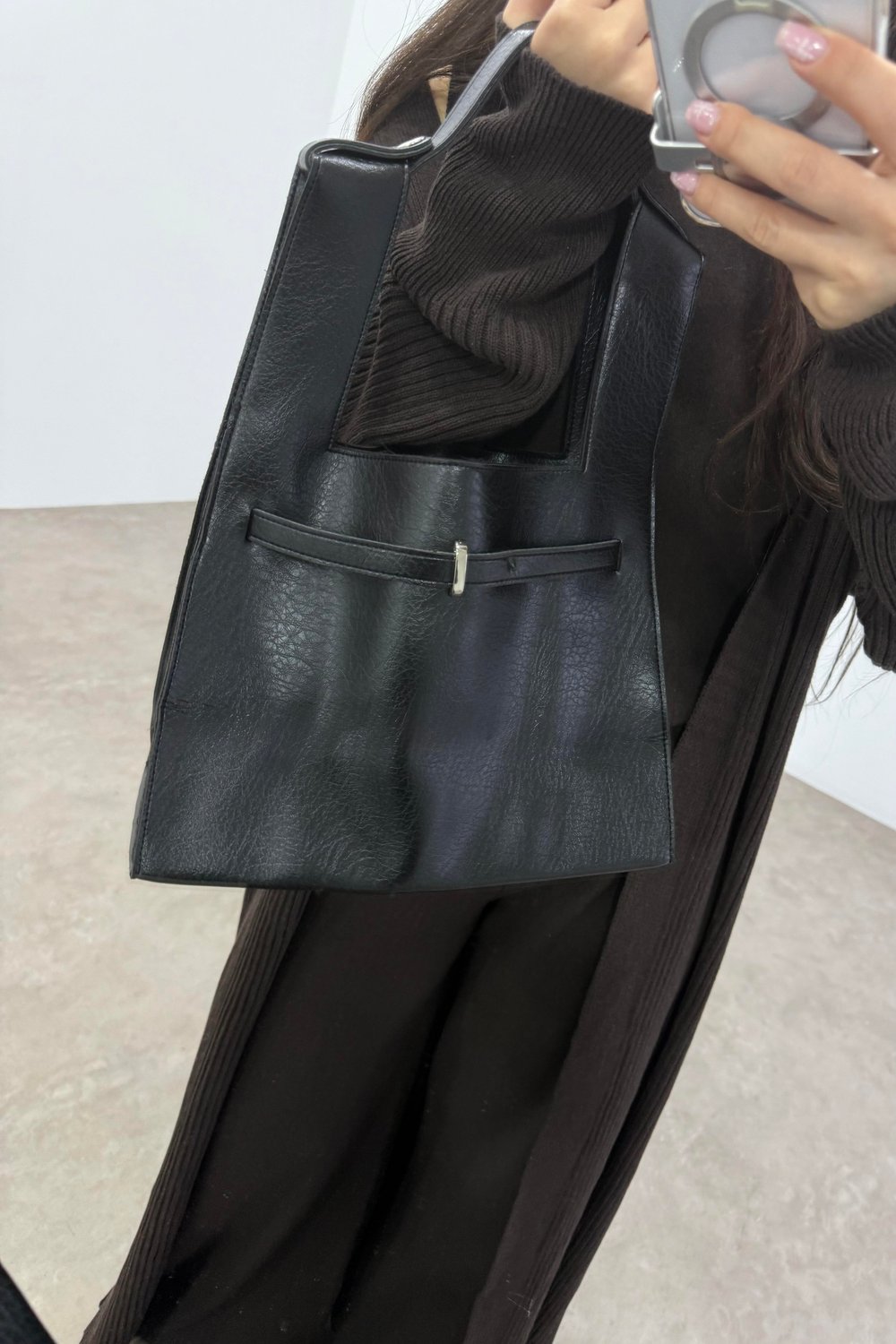 Tokalı Kemer Detaylı Siyah Deri Çanta