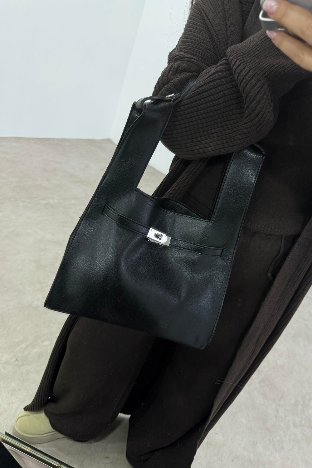 Tokalı Kemer Detaylı Siyah Deri Çanta