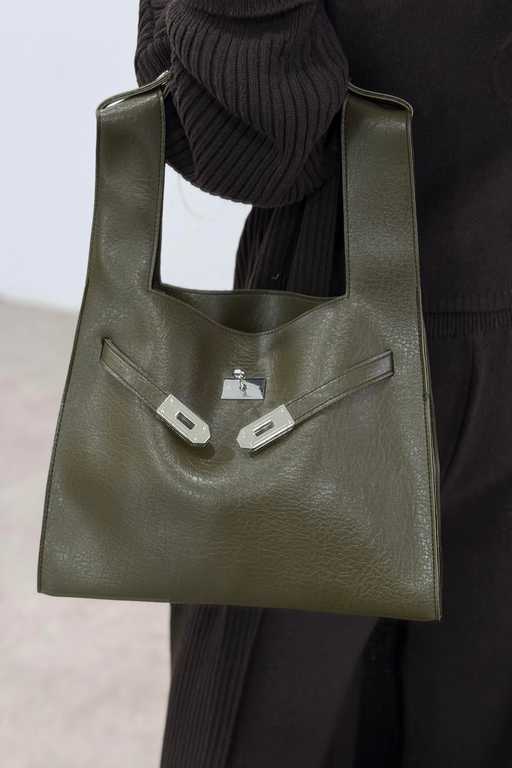 Tokalı Kemer Detaylı Yağ Yeşili Deri Çanta