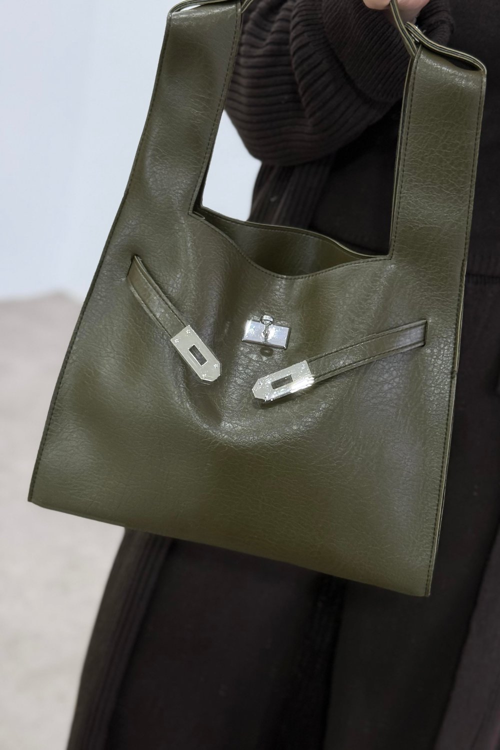 Tokalı Kemer Detaylı Yağ Yeşili Deri Çanta