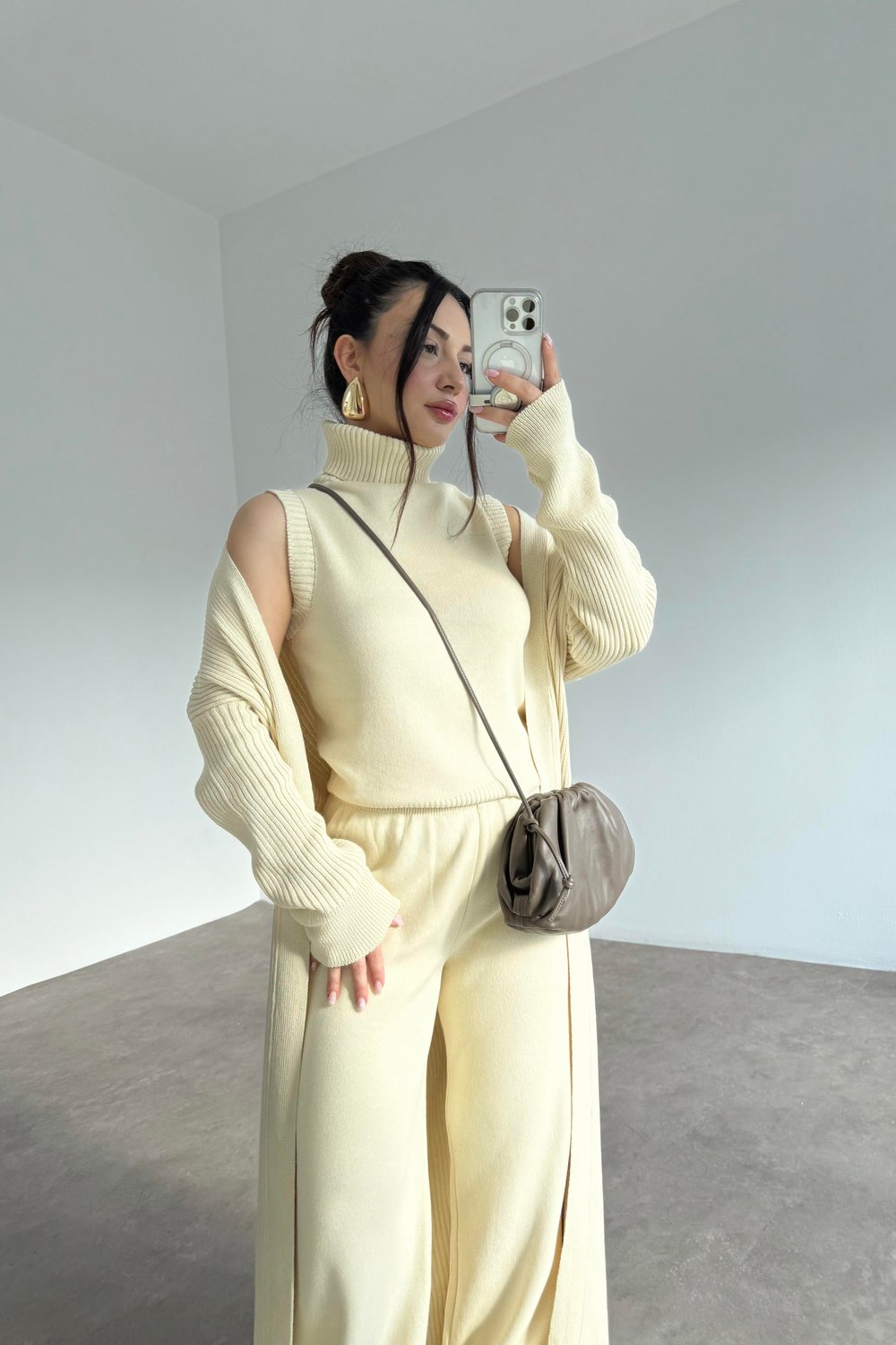 Uzun Hırkalı Pantolonlu Üç Parça Ekru Takım