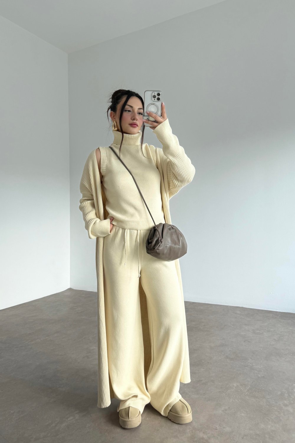 Uzun Hırkalı Pantolonlu Üç Parça Ekru Takım