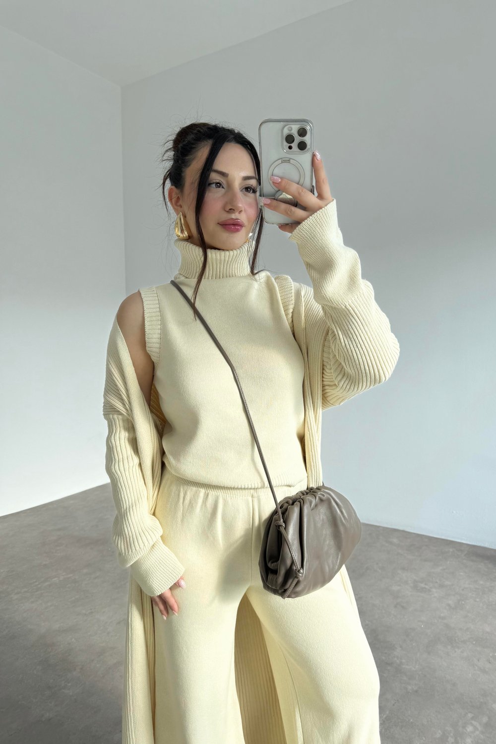 Uzun Hırkalı Pantolonlu Üç Parça Ekru Takım