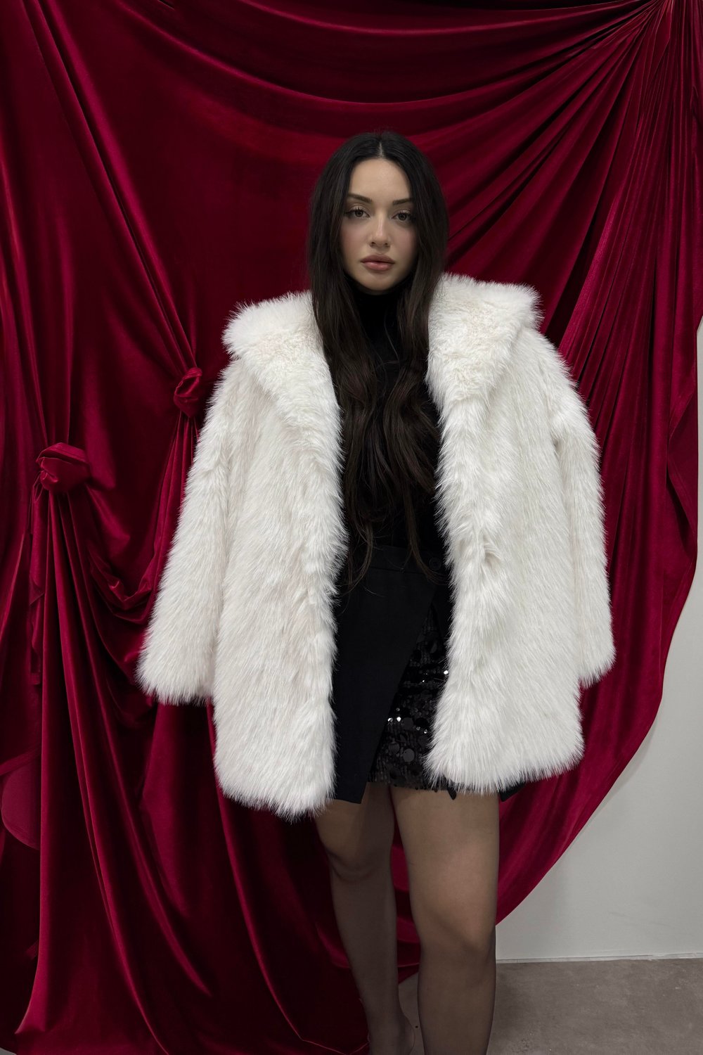 Uzun Yakalı Beyaz Kürk