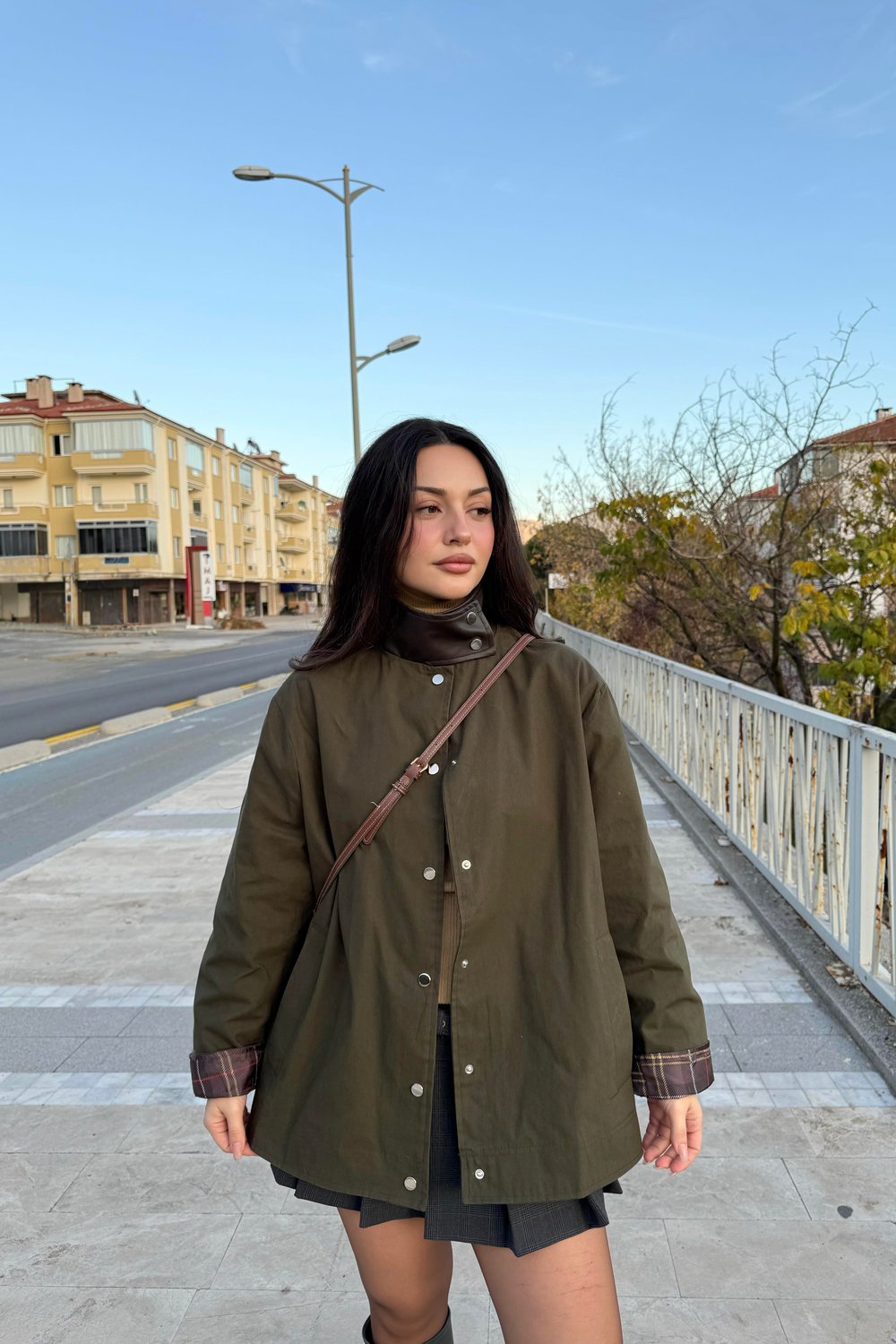 Yakası Deri Detaylı Ekose Astarlı Haki Parka