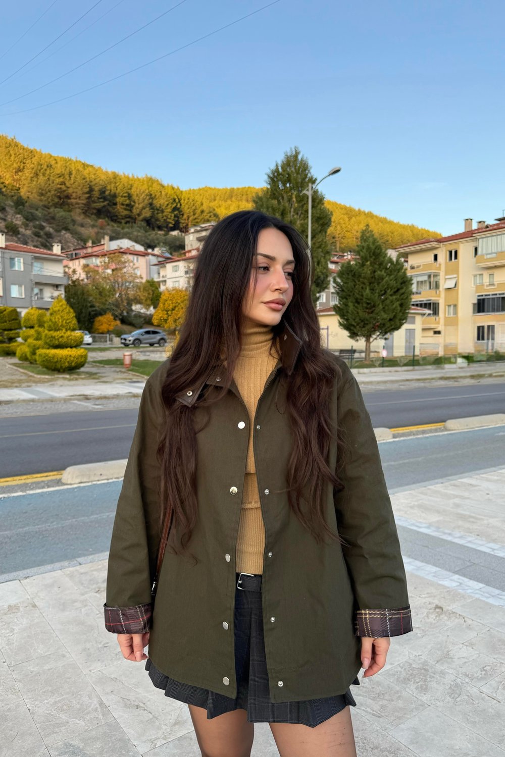 Yakası Deri Detaylı Ekose Astarlı Haki Parka