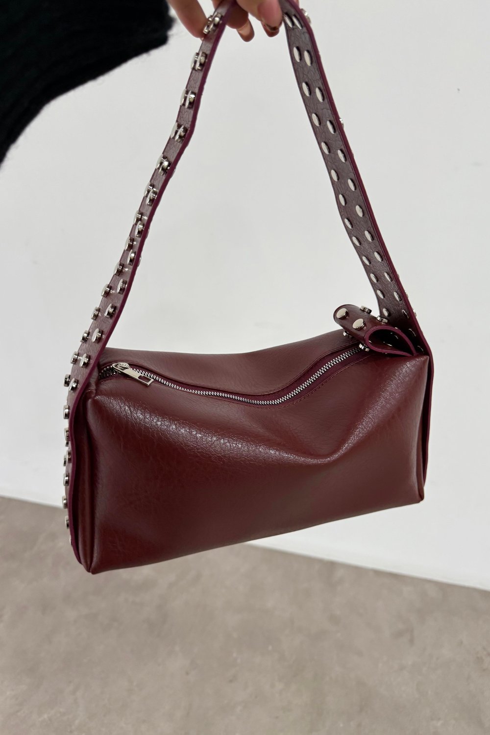 Zımbalı Deri Baget Bordo Çanta