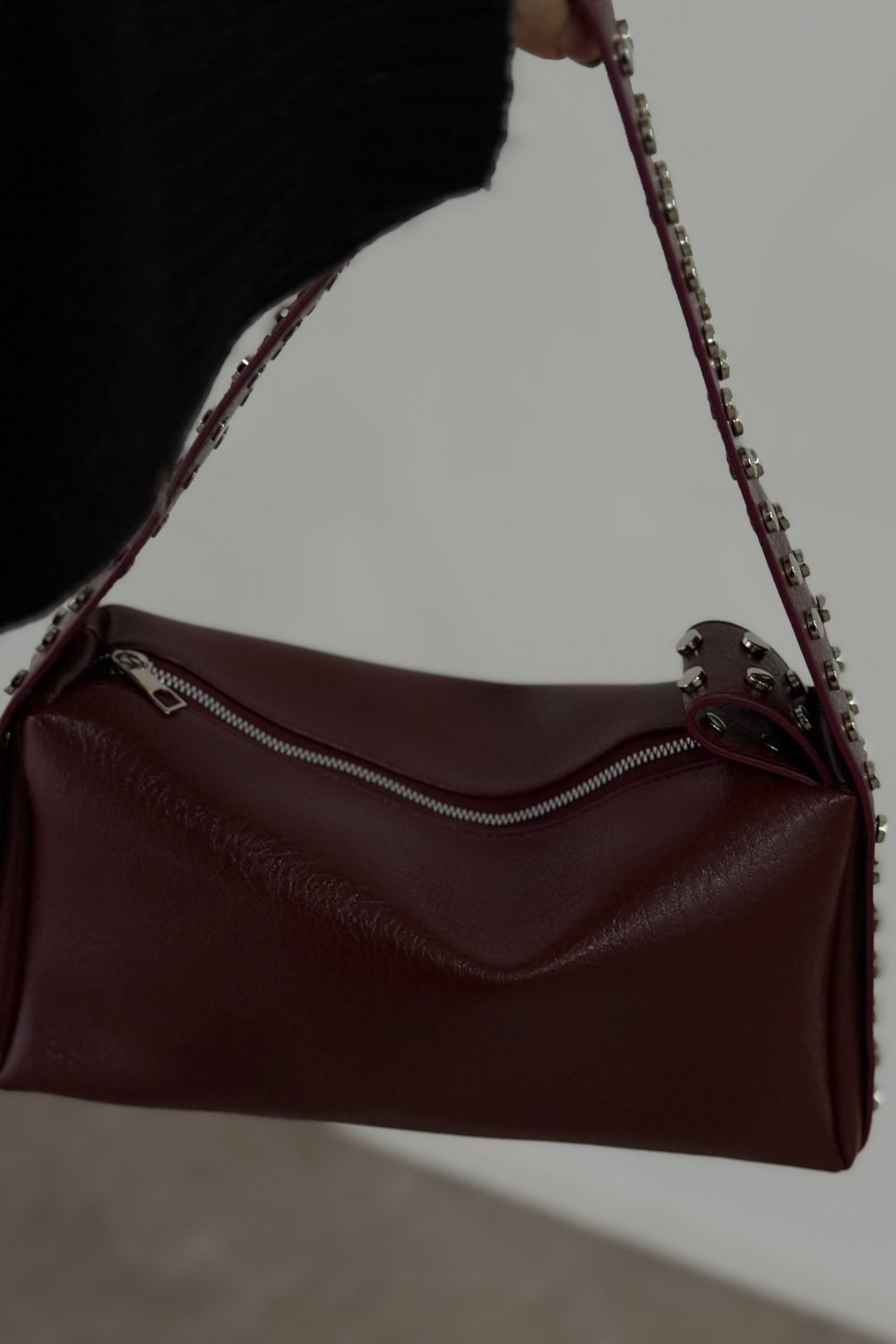 Zımbalı Deri Baget Bordo Çanta