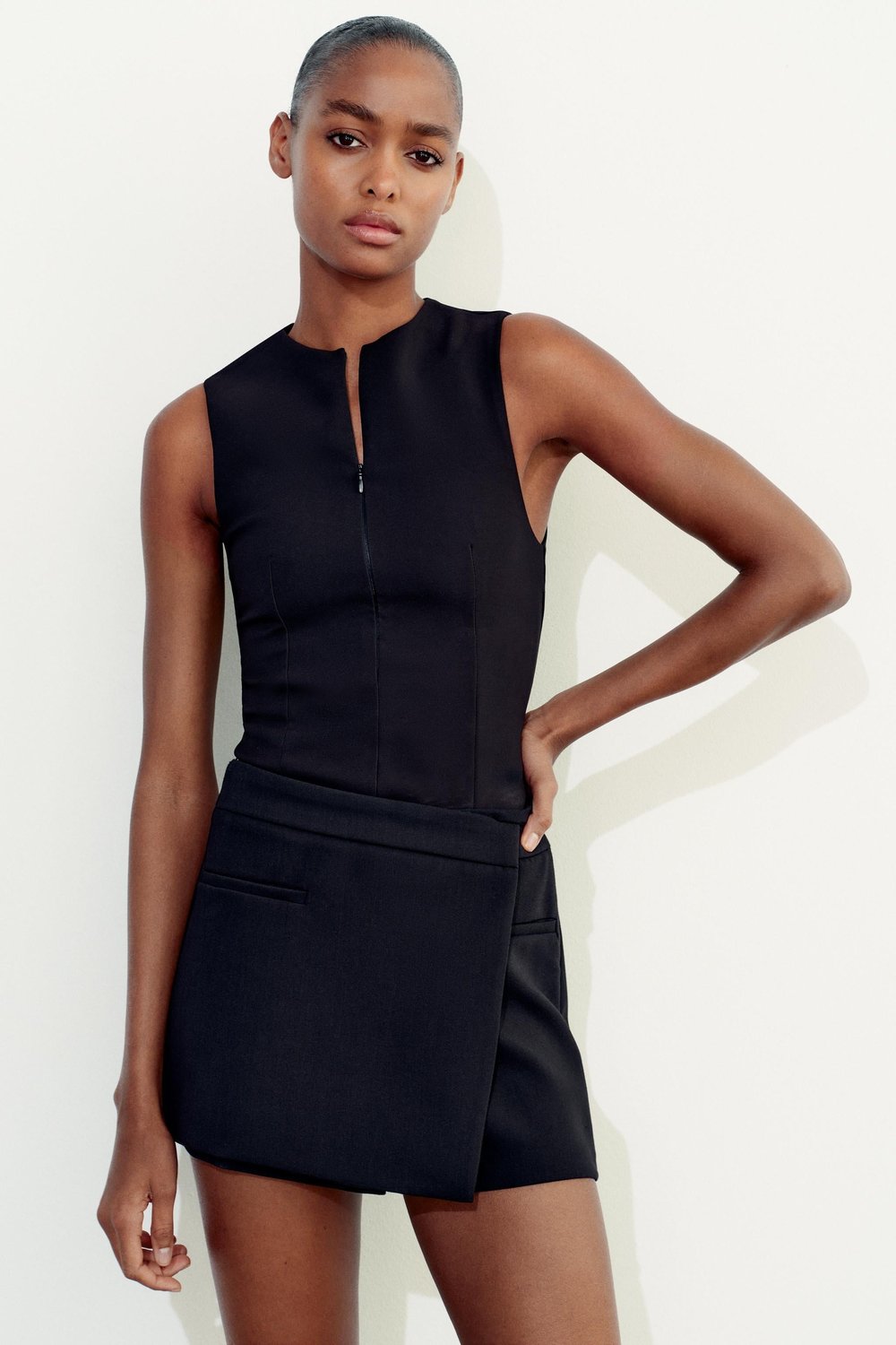 ZRA Önü Cep Detaylı Asimetrik Siyah Şort Etek