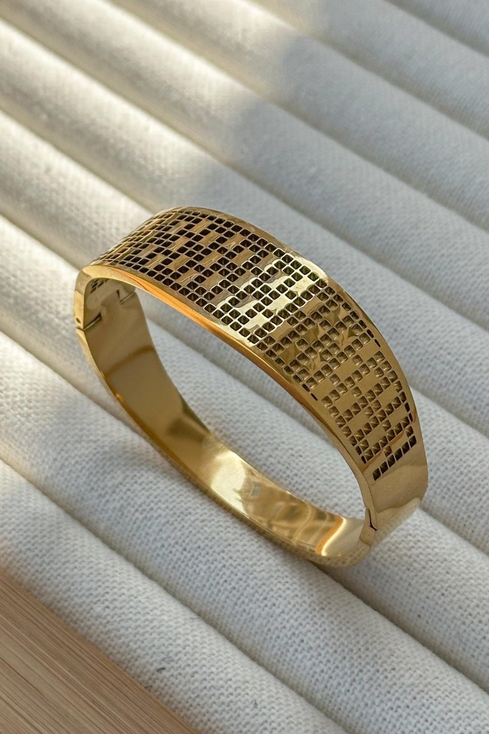 Gold Kelepçe Bileklik – Özel Tasarım Altın Renkli Bilezik