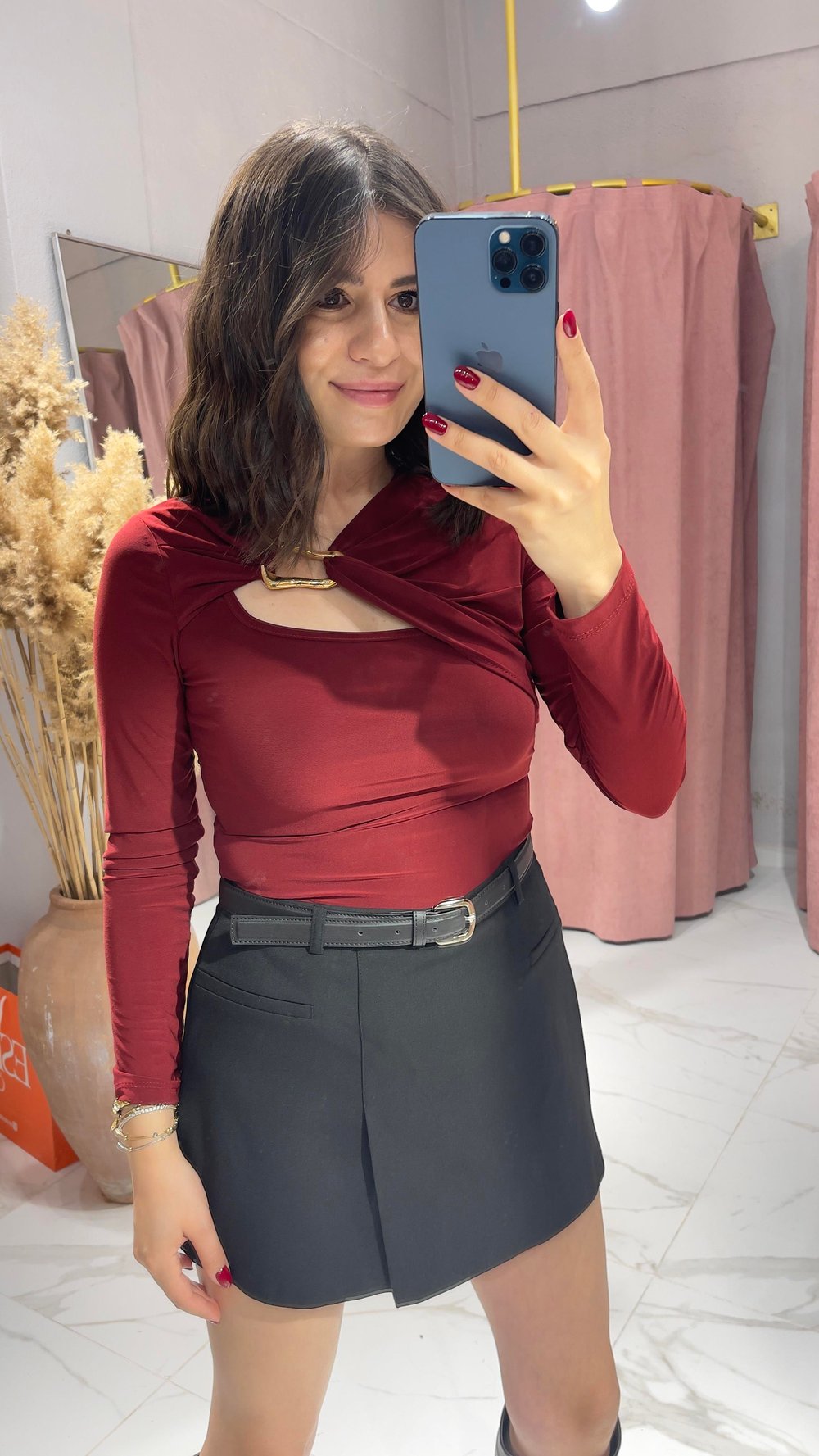 CROP GÖRÜNÜMLÜ TOKA DETAYLI BLUZ-BORDO