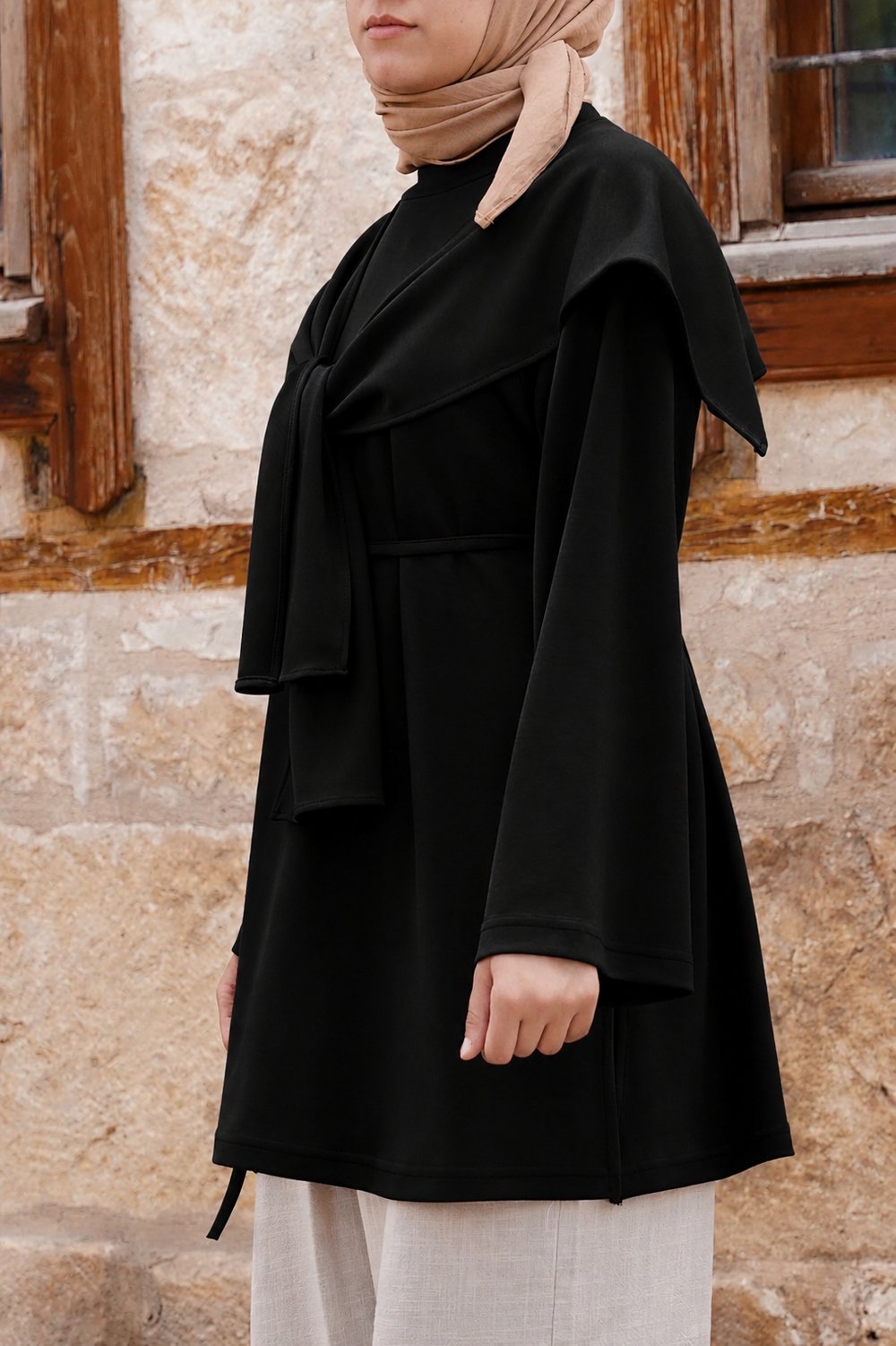 Bağlama Detaylı Fularlı Tişört - Siyah