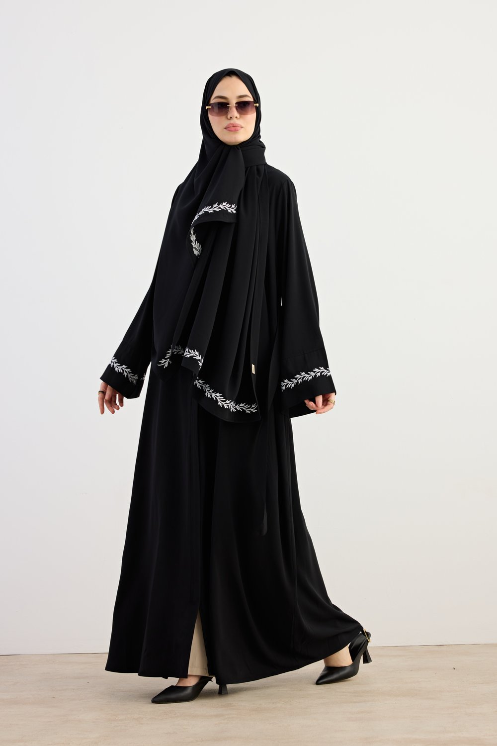 Beyaz Sarmaşık Nakışlı Abaya - Siyah