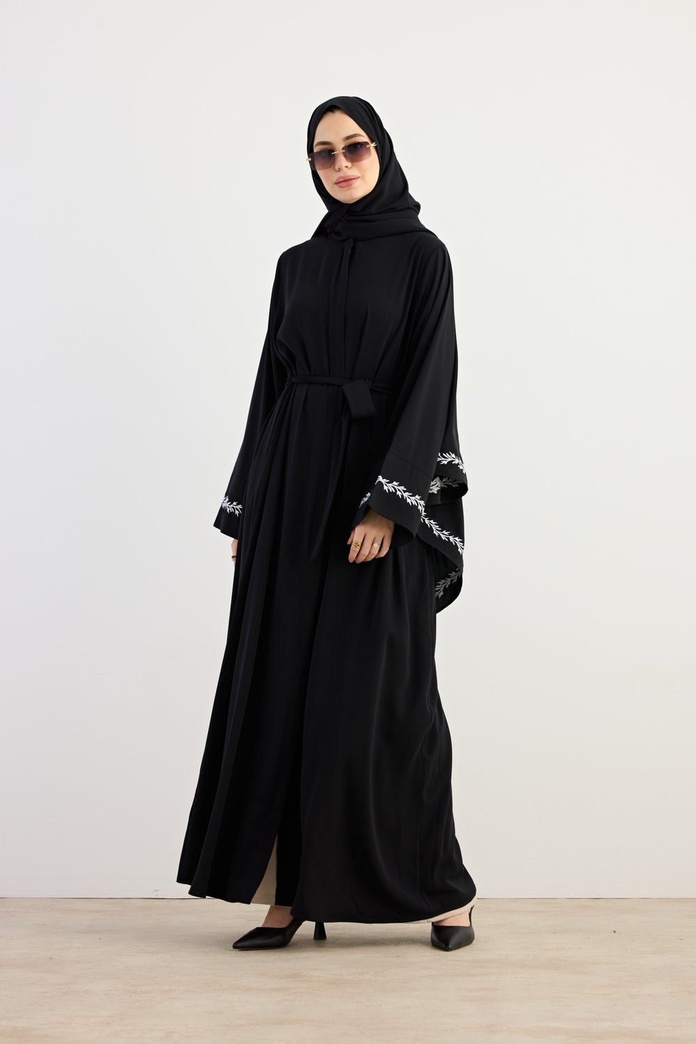 Beyaz Sarmaşık Nakışlı Abaya - Siyah