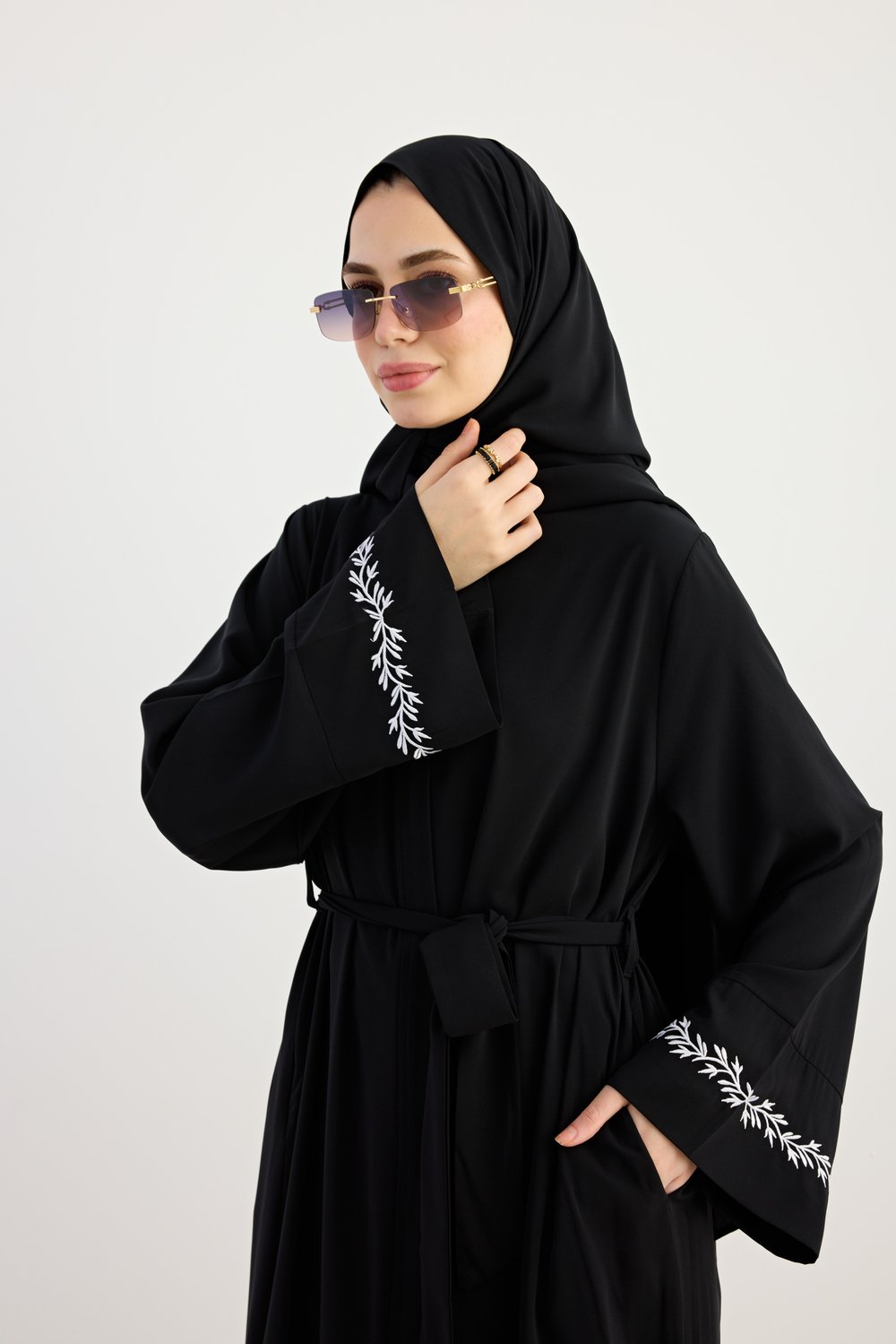 Beyaz Sarmaşık Nakışlı Abaya - Siyah