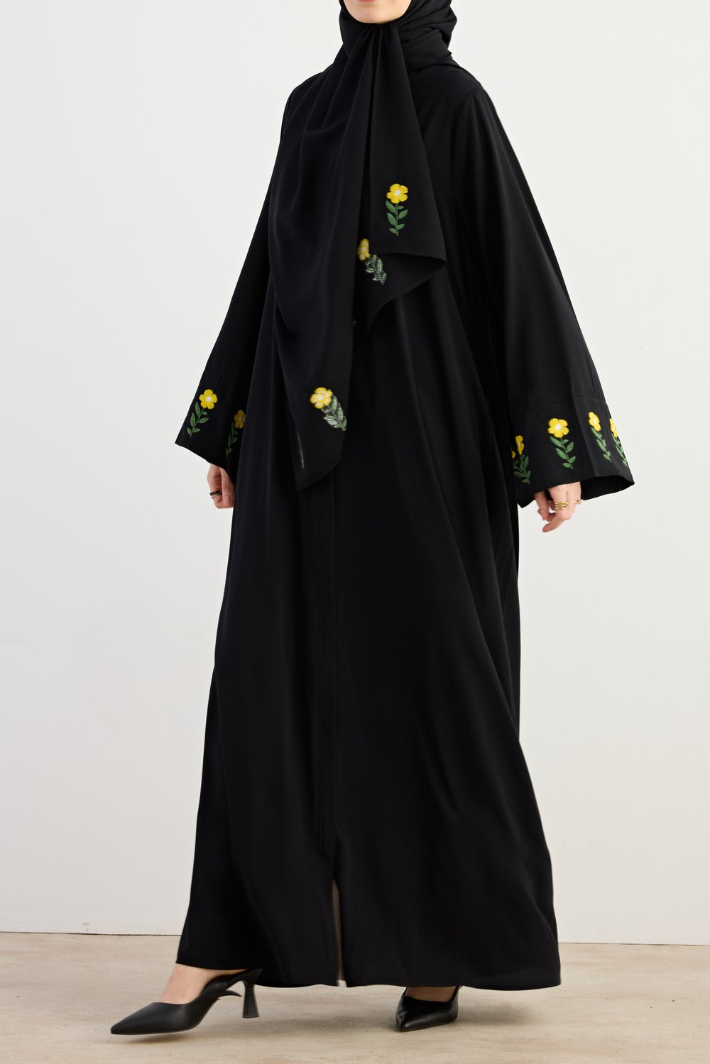 Sarı Papatya Nakışlı Abaya - Siyah