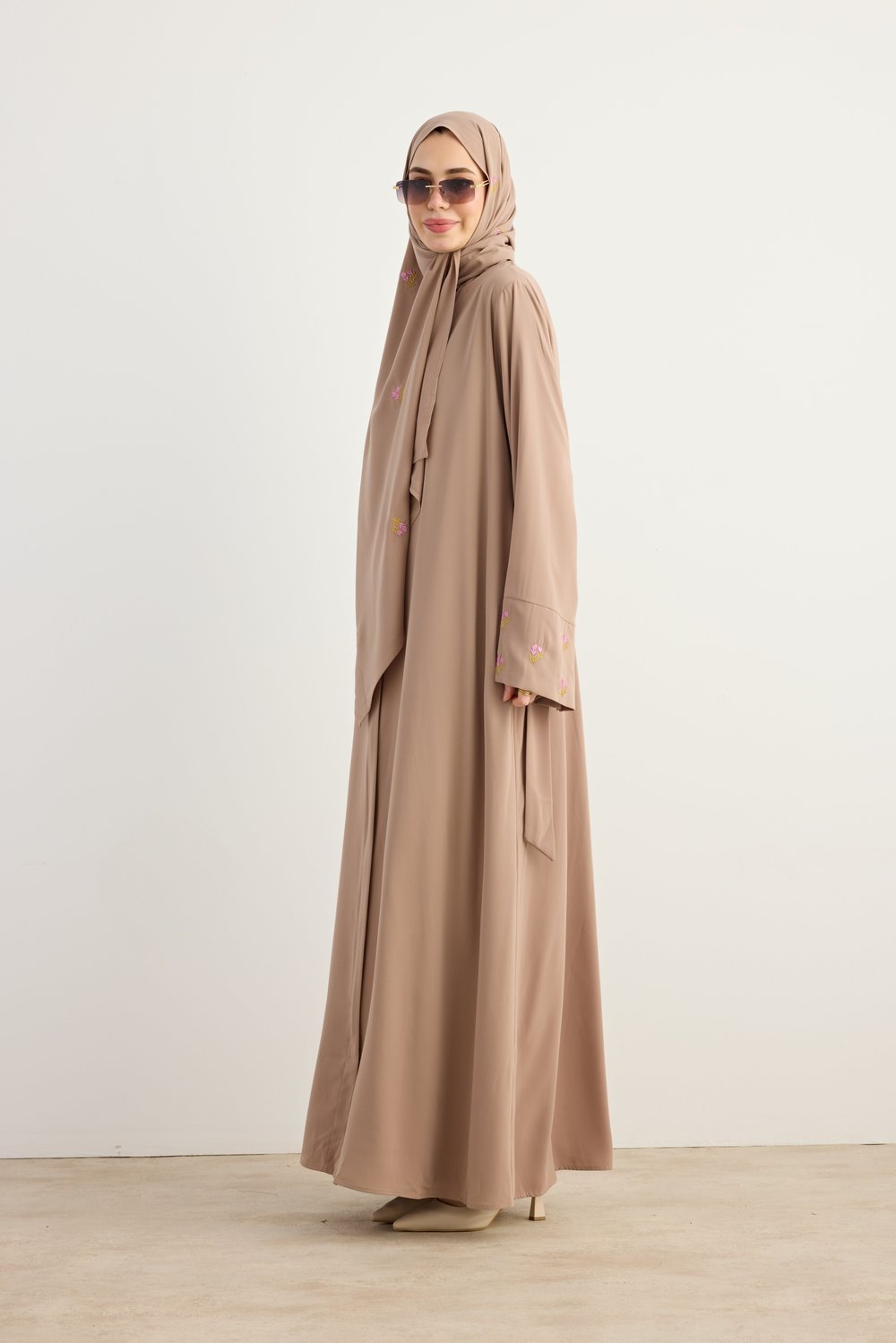Serpme Çiçek Nakışlı Abaya - Bej