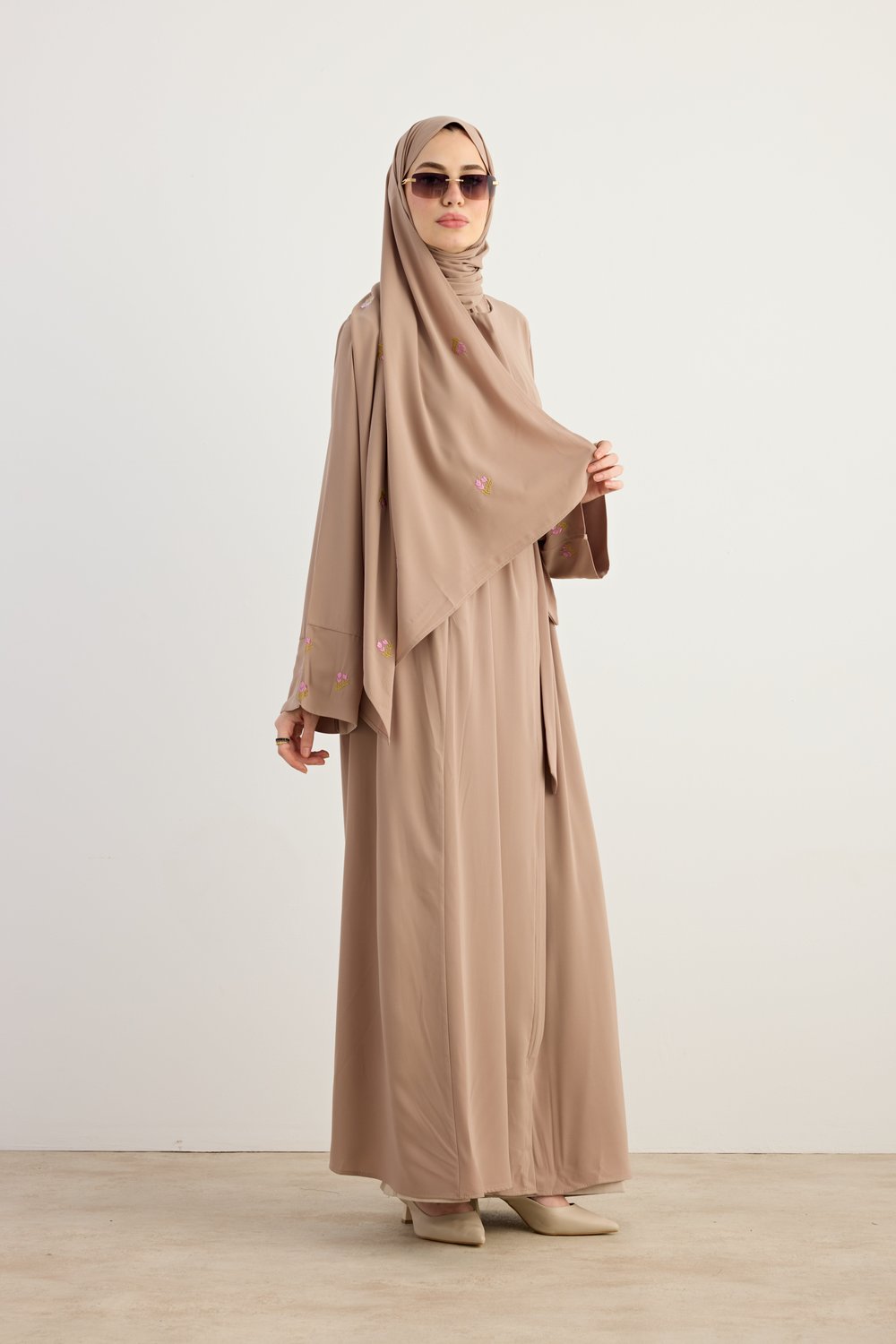 Serpme Çiçek Nakışlı Abaya - Bej
