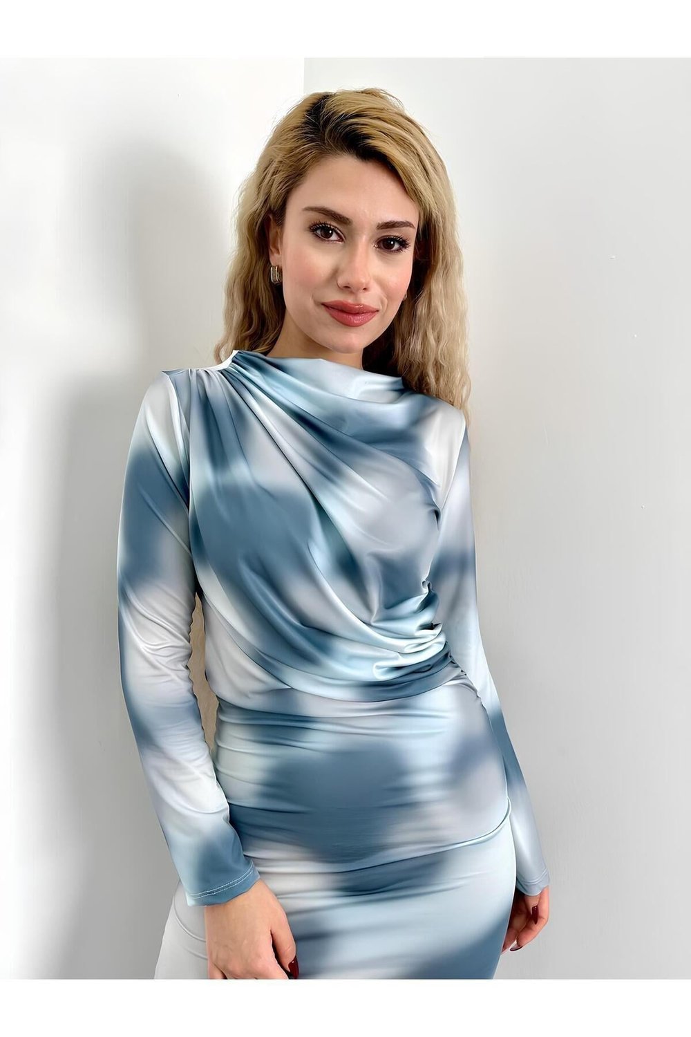  Maxi Boy Mavi Beyaz Batik Bodycone Drapeli Uzun Şık Elbise