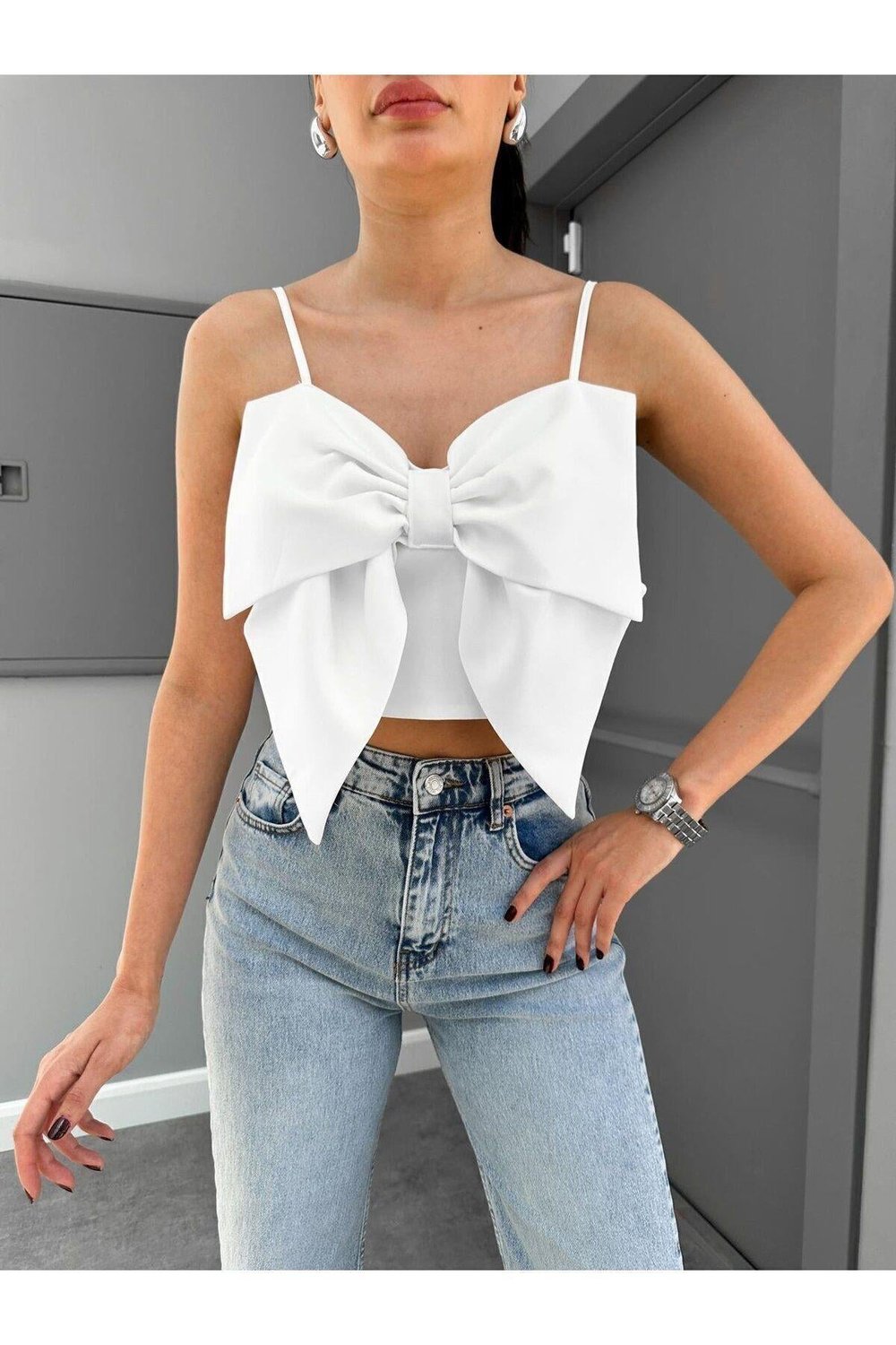  Özel Tasarım Fiyonk Detaylı Askılı Beyaz Crop Bluz