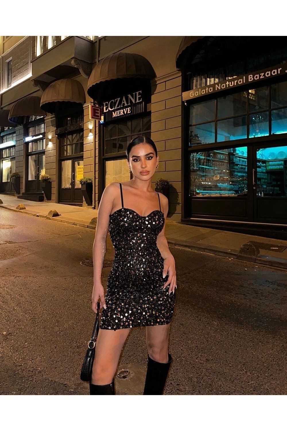  Özel Tasarım Gümüş Payetli Askılı Şık Mini Elbise