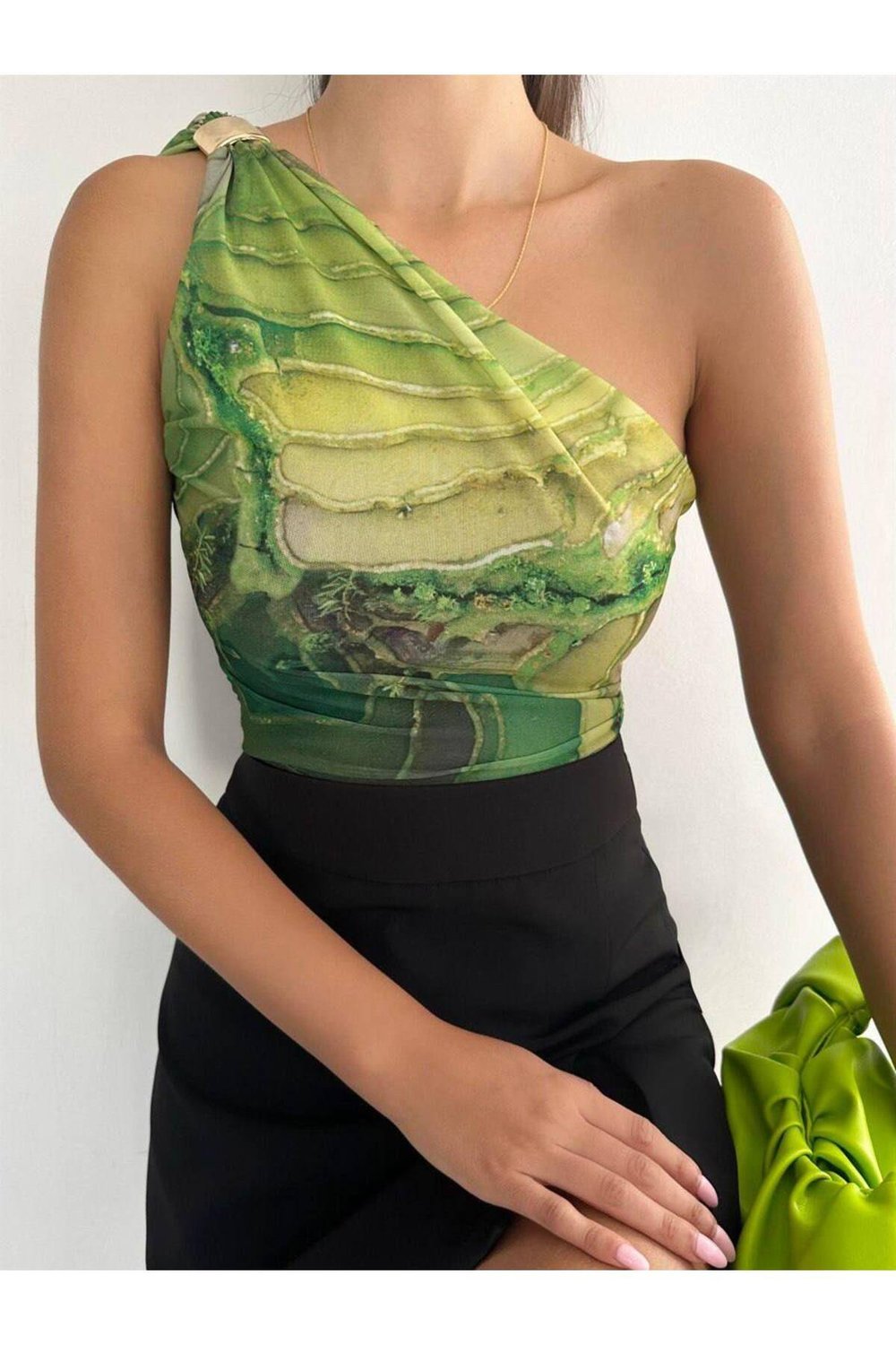 Aksesuar Detaylı Tek Omuz Batik Yeşil Crop Bluz