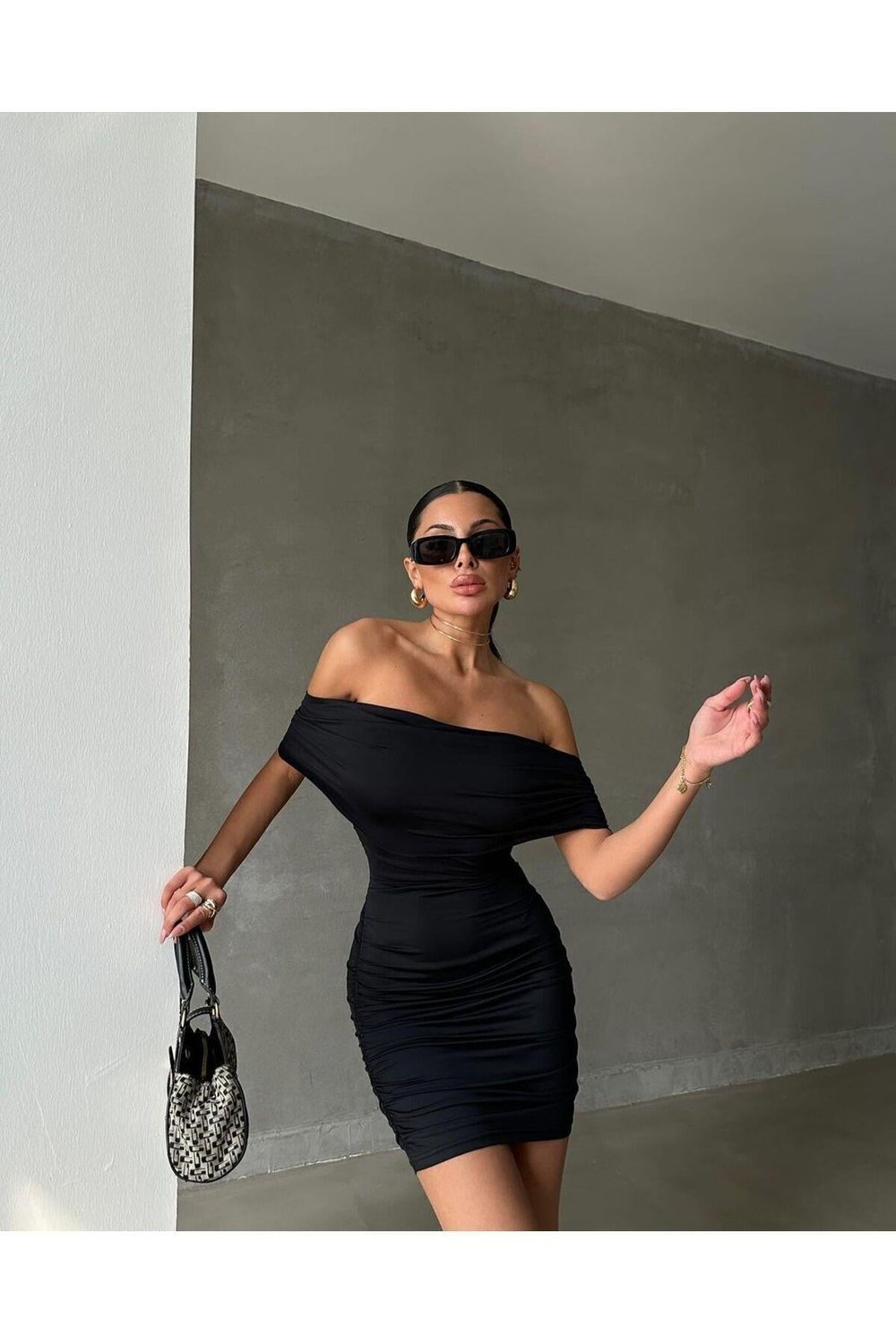 Carmen Yaka Drapeli Siyah Kısa Elbise