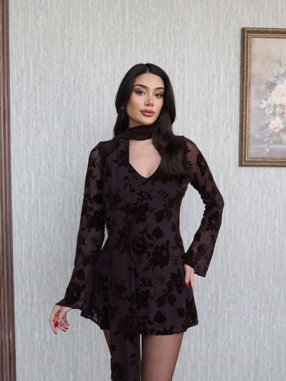 Fular Yaka Kabartmalı Mini Elbise Kahverengi – Uzun Kollu Şık Parti & Davet Elbisesi Fular Yaka Kabartmalı Mini Elbise Kahverengi – Uzun Kollu Şık Parti & Davet Elbisesi