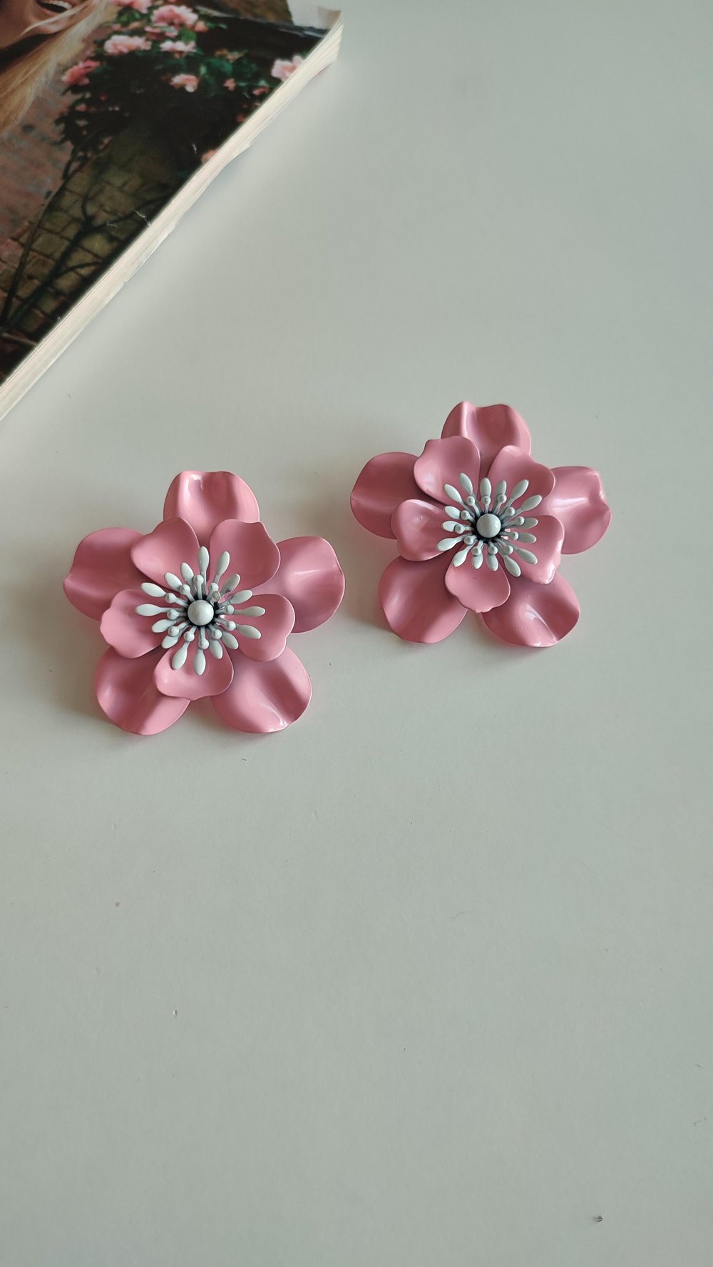 METAL PEMBE ÇİÇEK KÜPE 