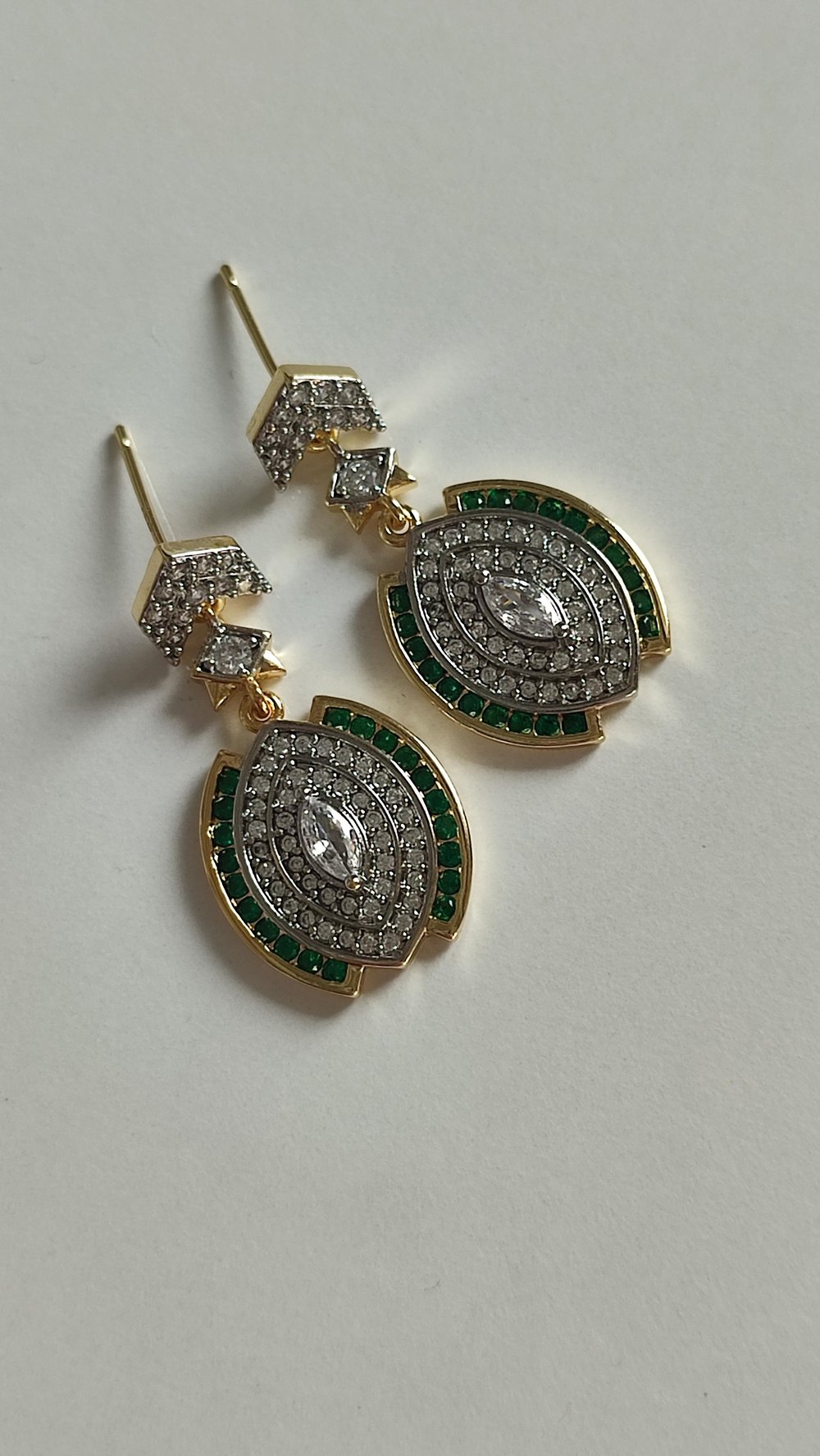 ÖZEL SERİ TAŞLI BADEM KÜPE 