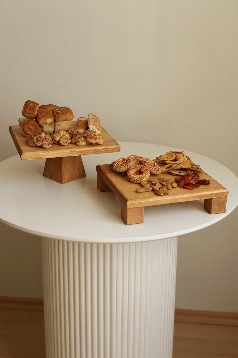 2 li Tityos Küp Ayaklı 25x25 Cm Ve Piramit 25x25 CmAhşap KarePasta Sunum Servis Tabağı Seti