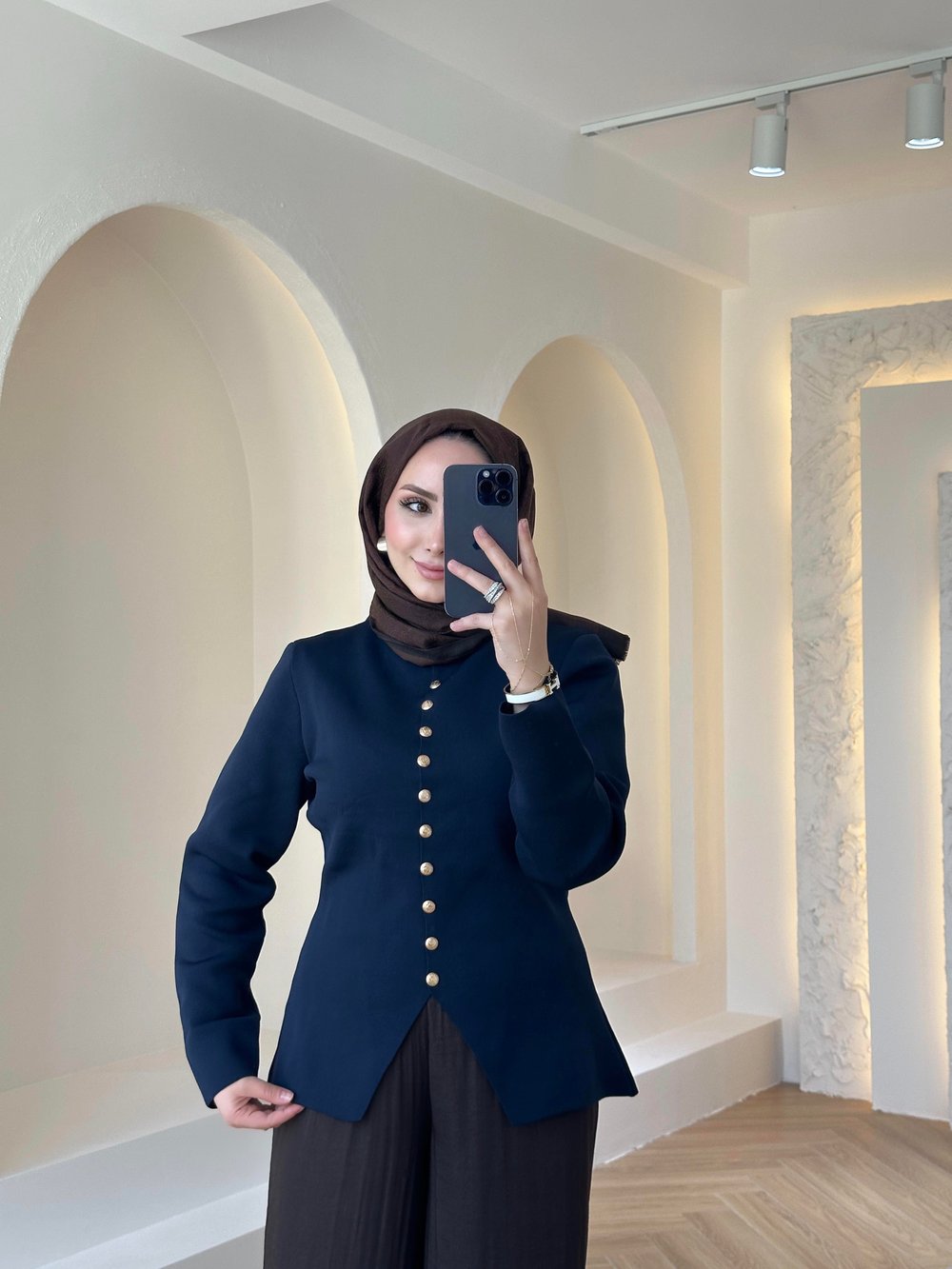 BEL VURGULU DÜĞMELİ TRİİKO HIRKA