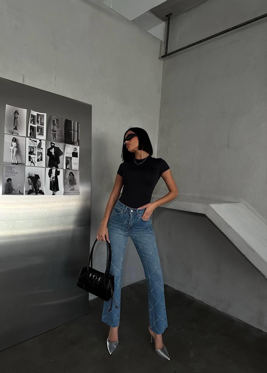 Kesik Paça Taş Detaylı Jean