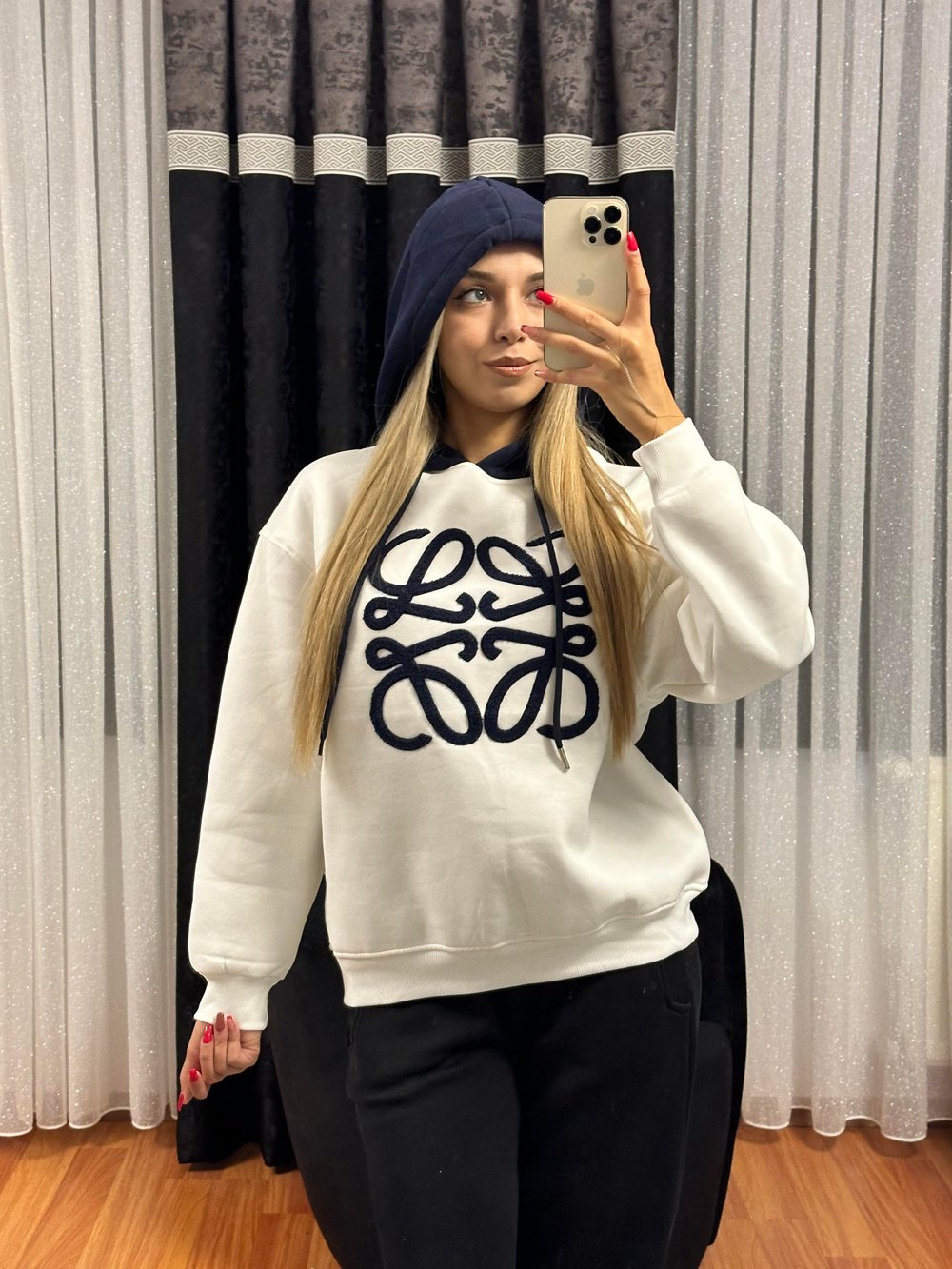 Muadil İşleme Detay Beyaz Kapüşonlu Sweatshirt