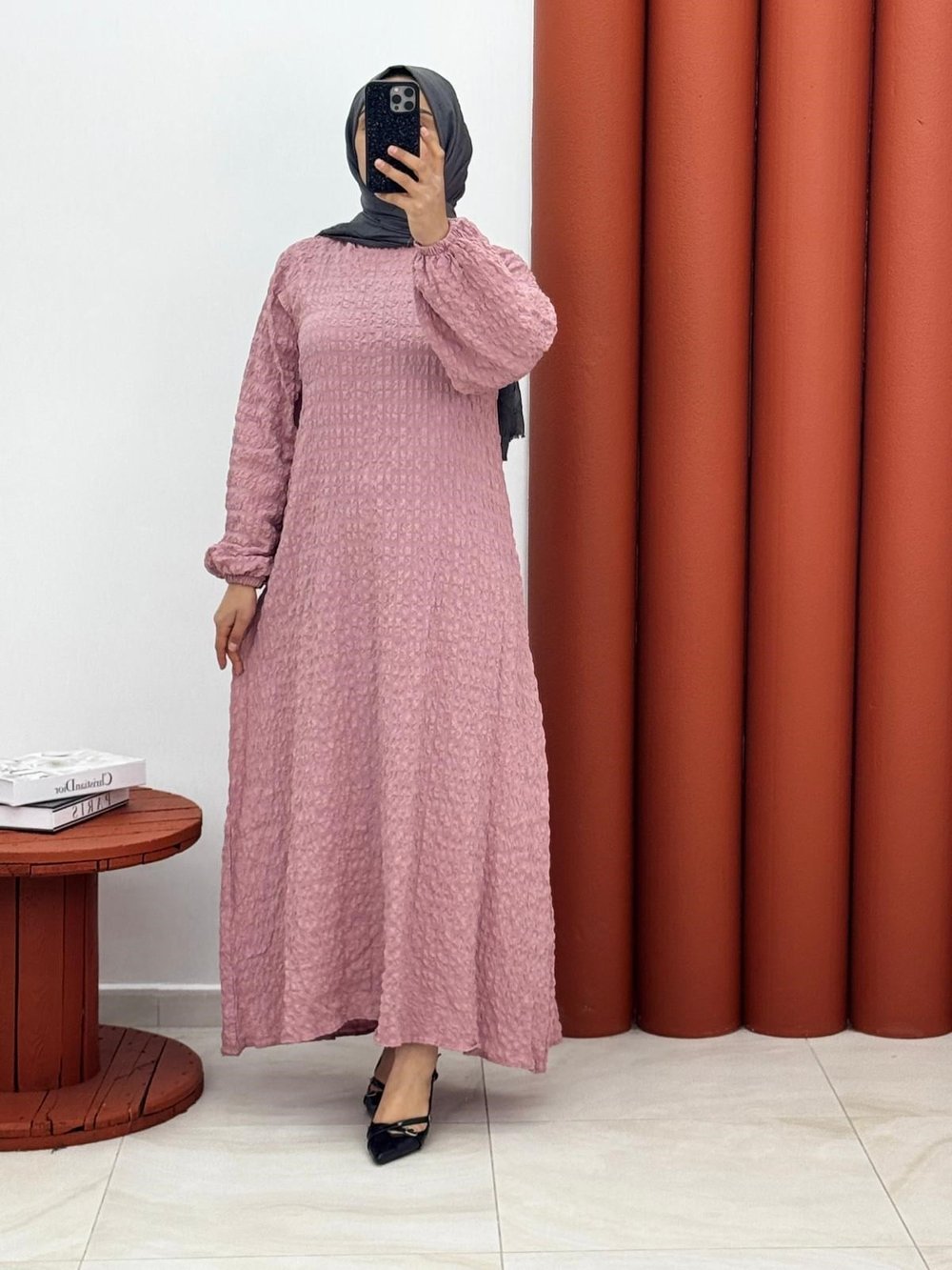 0195 Gofre elbise pudra pembesi