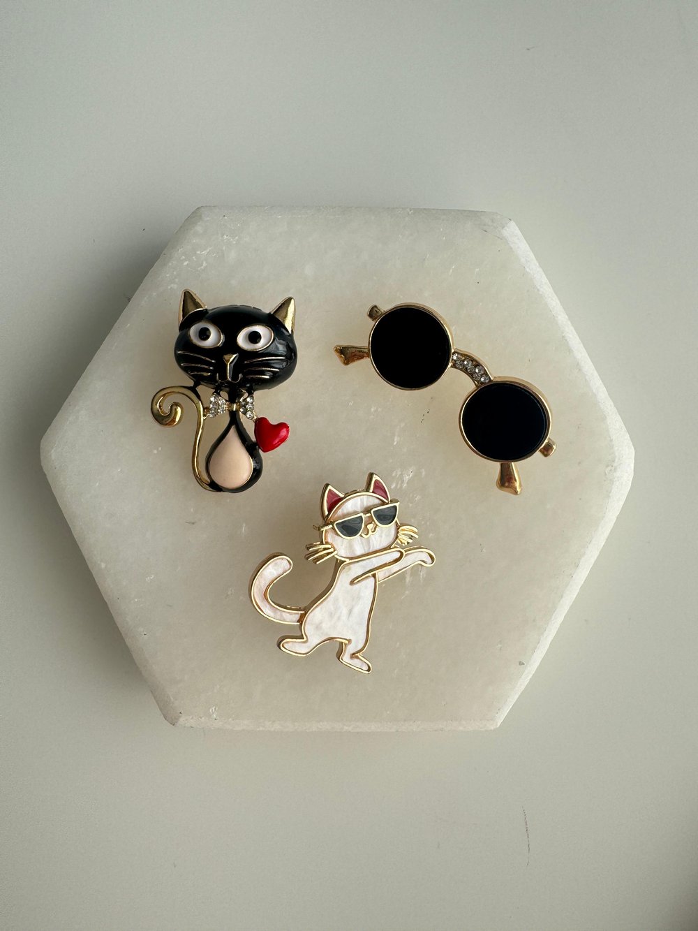 Siyah Gözlük Broş