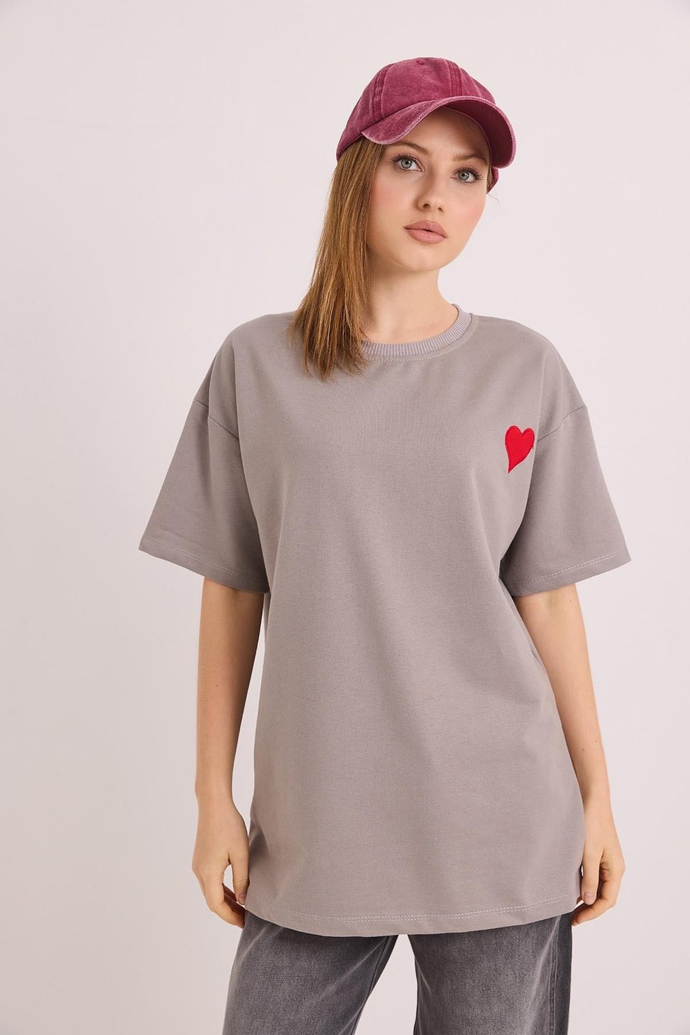 Gri Kalp Nakışlı Basic Tişört